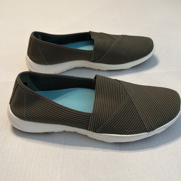 L.L  Bean Women's Green Back Cove Slip-Ons Size 8 - Picture 3 of 12